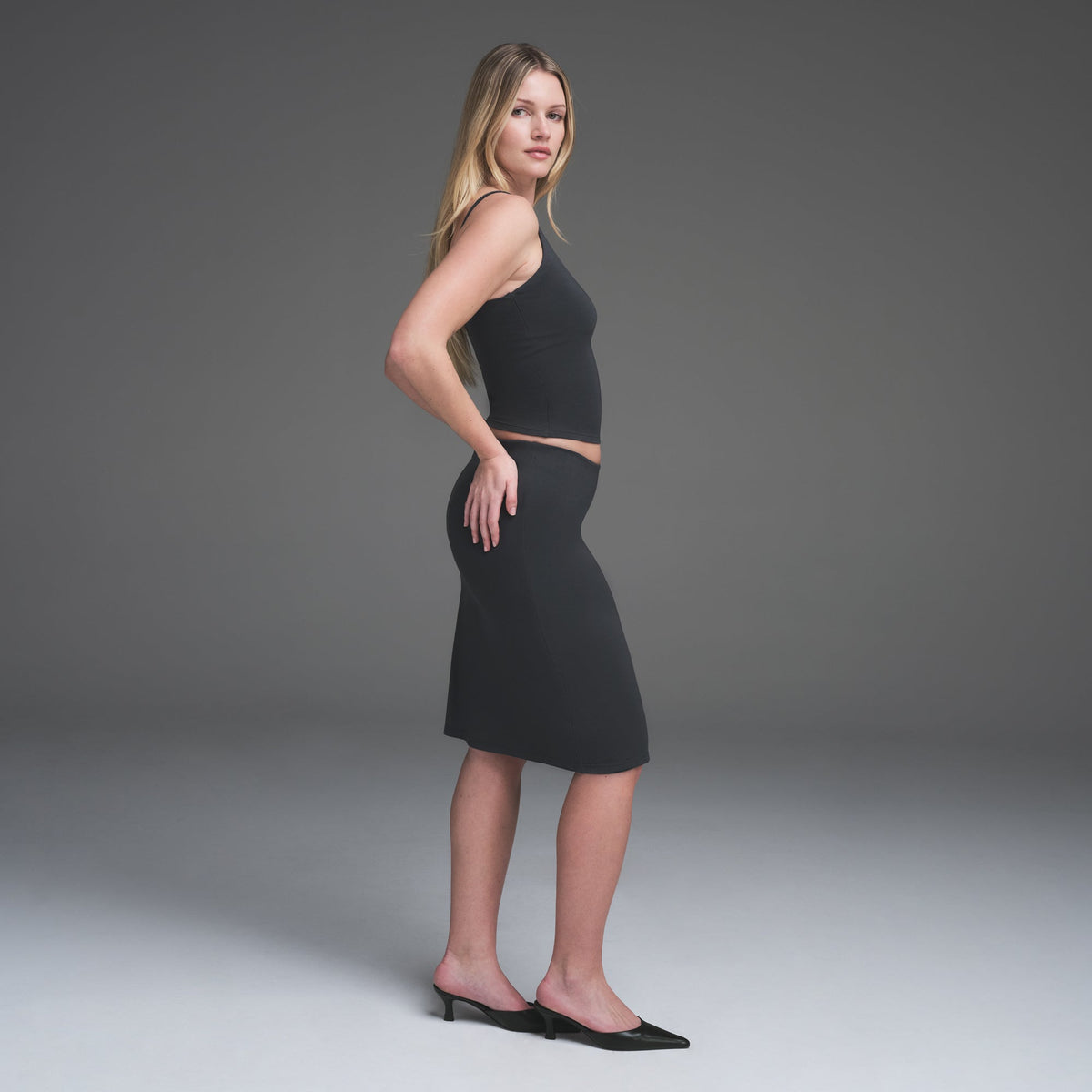 SMOOTH LAYERS SCOOP NECK CAMI | GRAPHITE